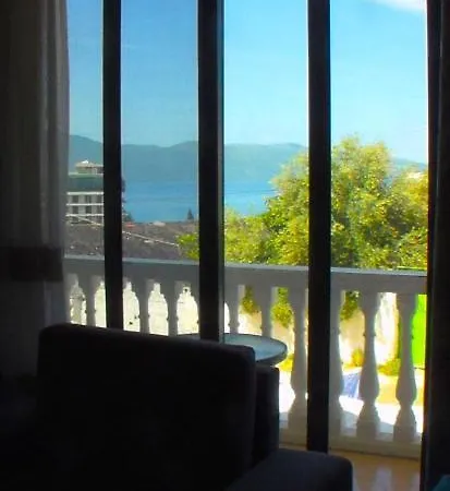 Apartment Serenade Lungomare Walk To Sea Promenade Seafood Restaurants Free Parking *
