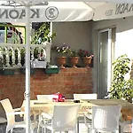 Serenade Lungomare Walk To Sea Promenade Seafood Restaurants Free Parking アパート